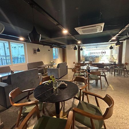 Wild Wings Premium Hotel Haiderabad Buitenkant foto