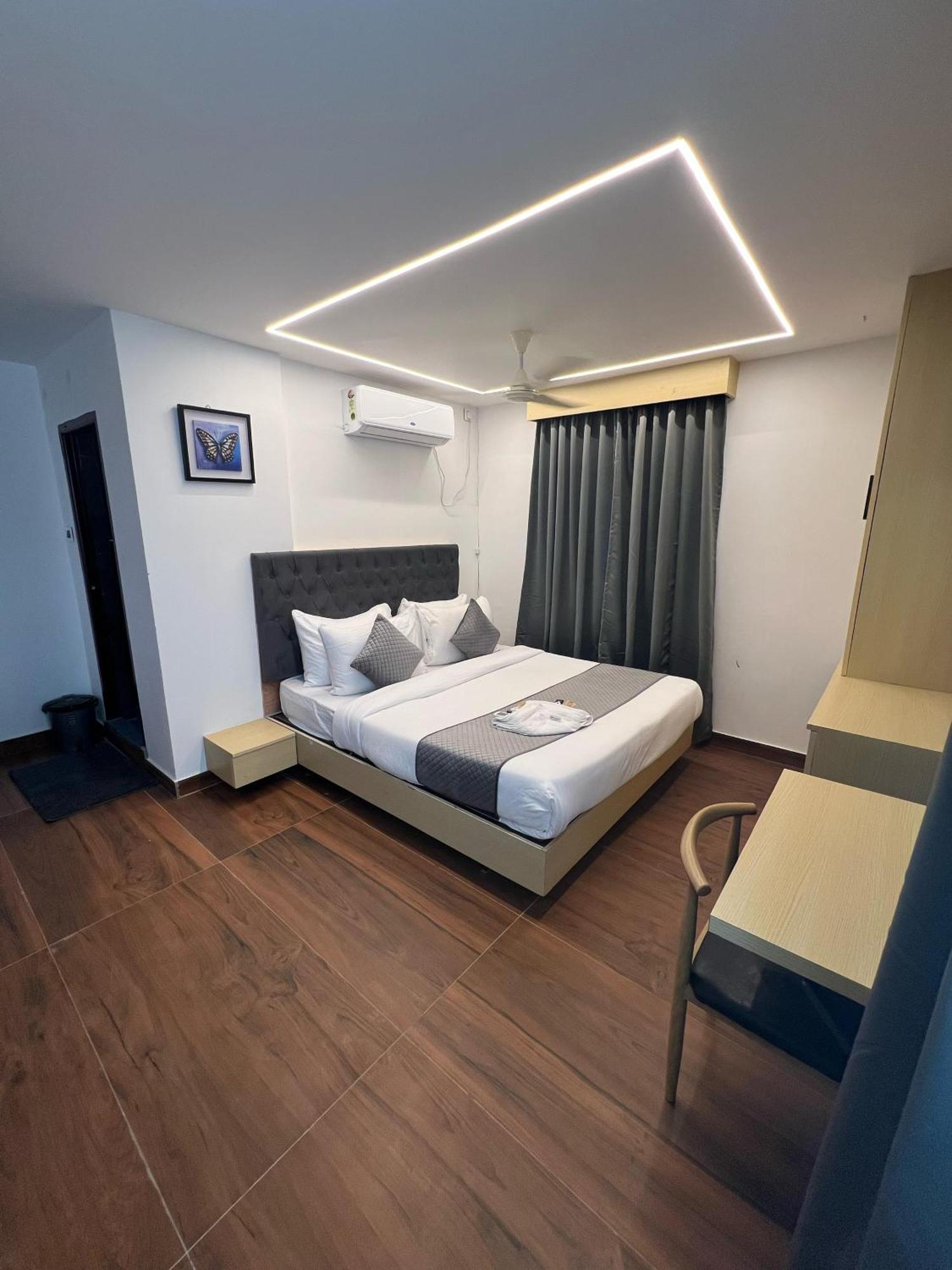 Wild Wings Premium Hotel Haiderabad Buitenkant foto