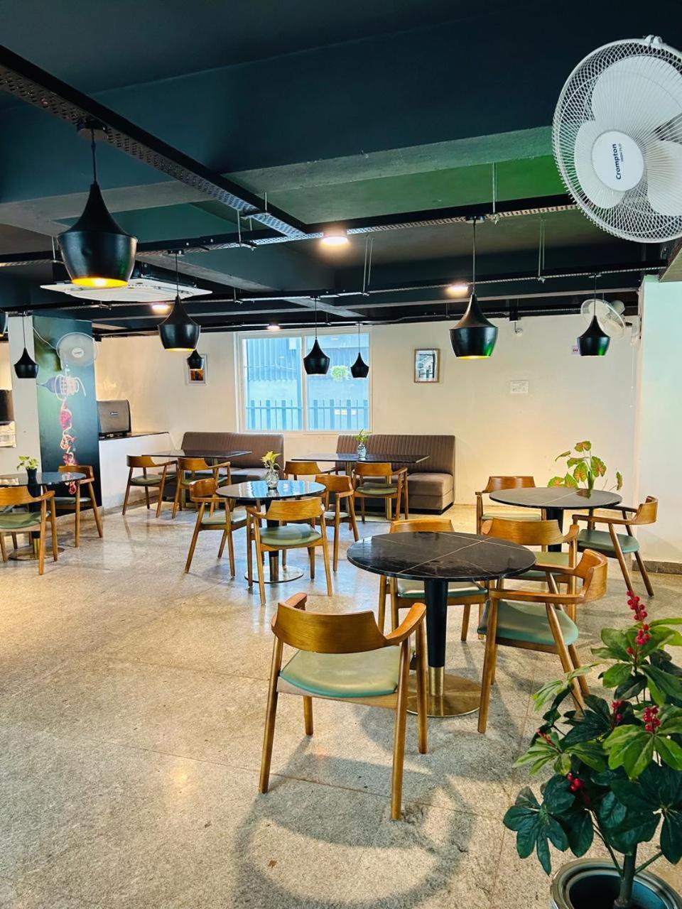 Wild Wings Premium Hotel Haiderabad Buitenkant foto