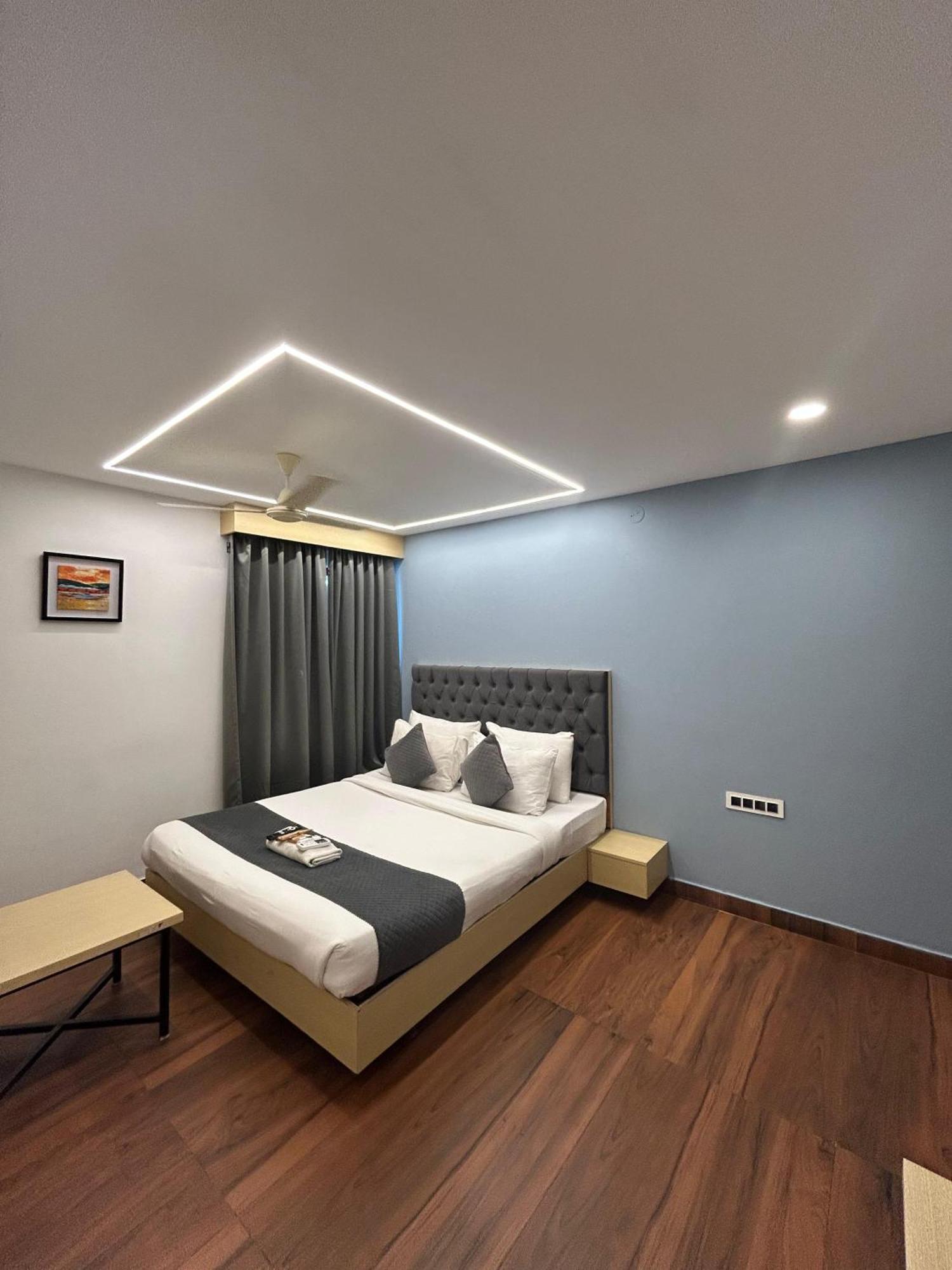 Wild Wings Premium Hotel Haiderabad Buitenkant foto