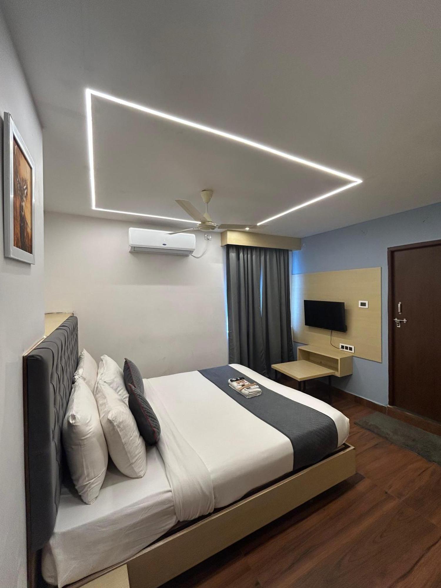 Wild Wings Premium Hotel Haiderabad Buitenkant foto