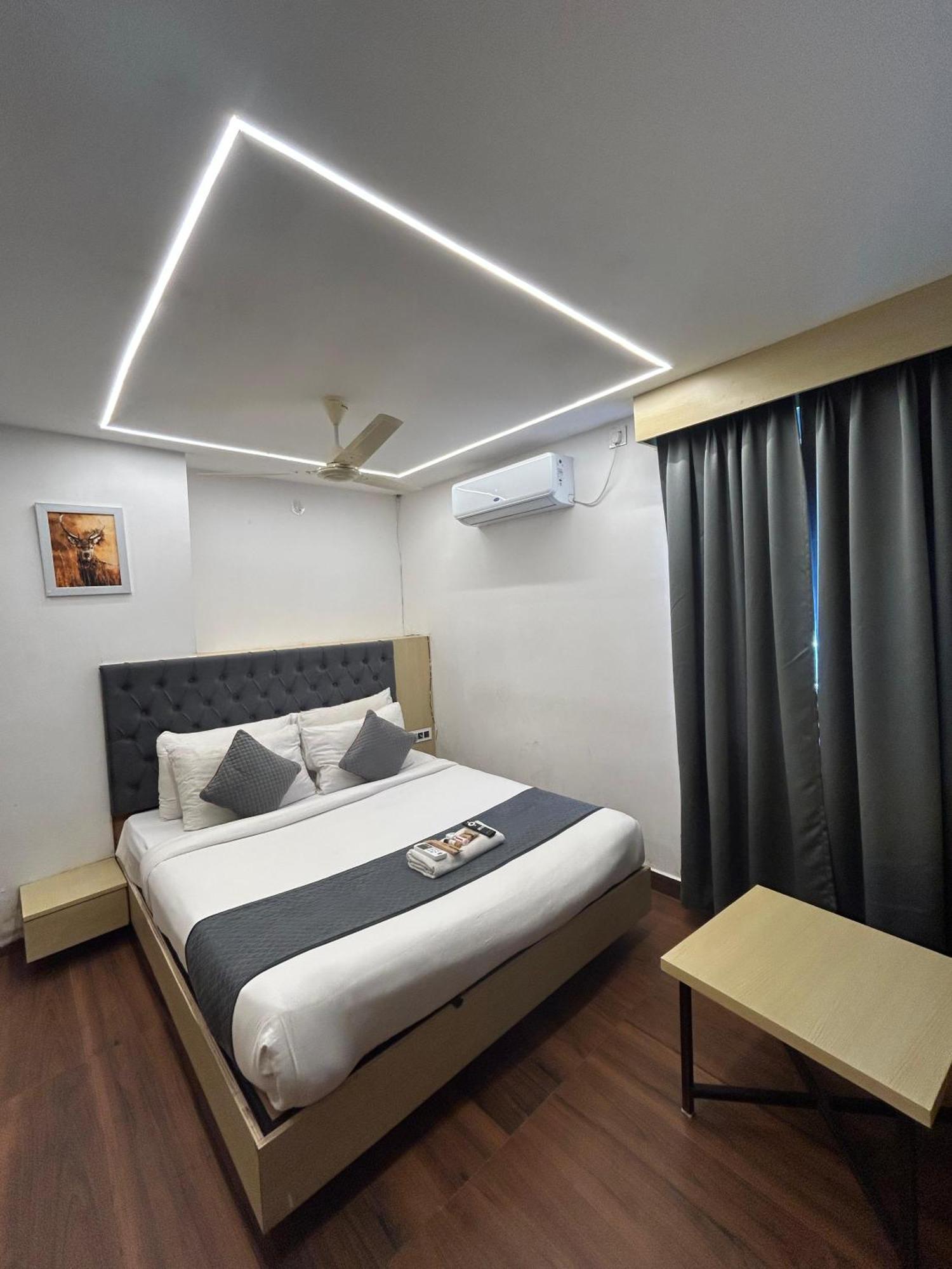 Wild Wings Premium Hotel Haiderabad Buitenkant foto