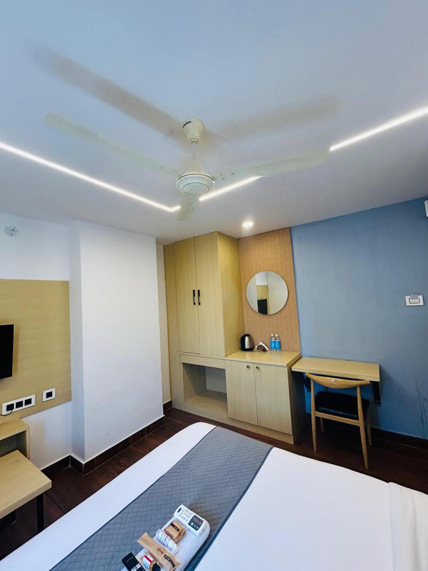 Wild Wings Premium Hotel Haiderabad Buitenkant foto