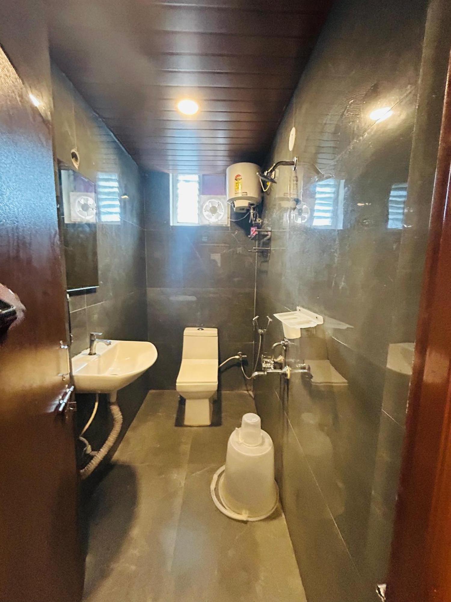 Wild Wings Premium Hotel Haiderabad Buitenkant foto
