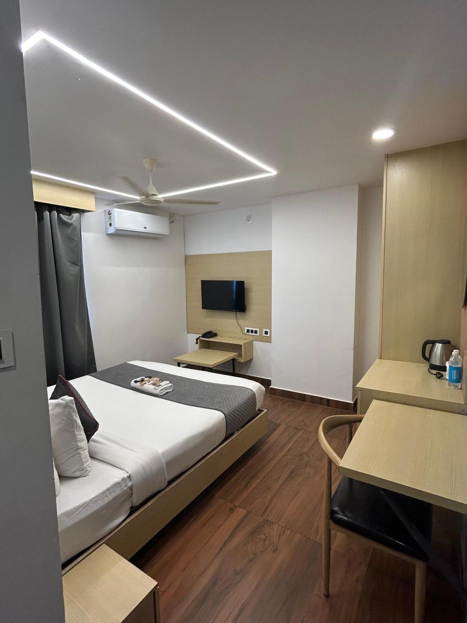 Wild Wings Premium Hotel Haiderabad Buitenkant foto