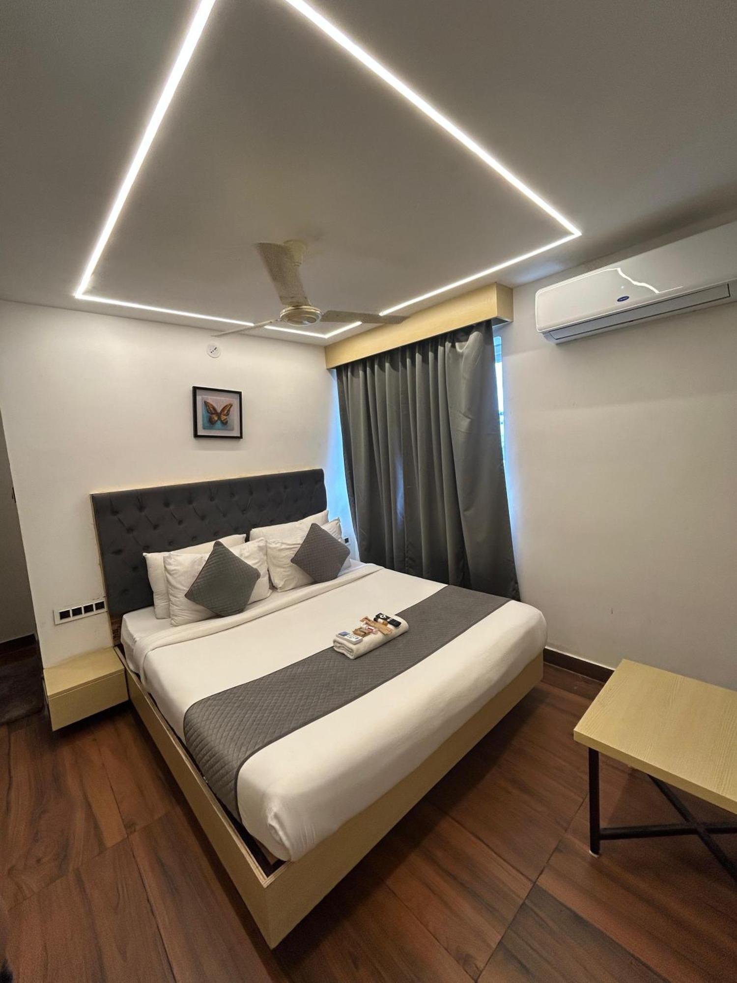 Wild Wings Premium Hotel Haiderabad Buitenkant foto