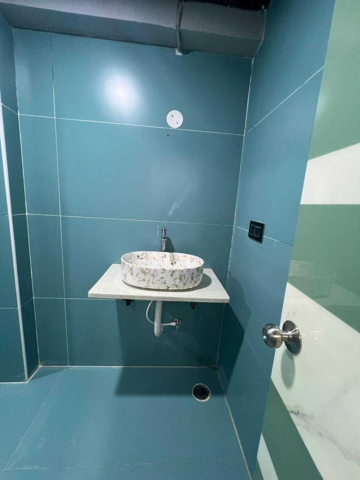 Wild Wings Premium Hotel Haiderabad Buitenkant foto