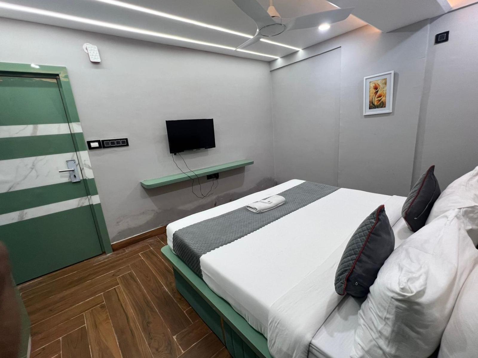 Wild Wings Premium Hotel Haiderabad Buitenkant foto