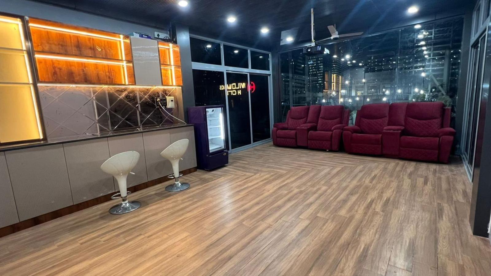 Wild Wings Premium Hotel Haiderabad Buitenkant foto