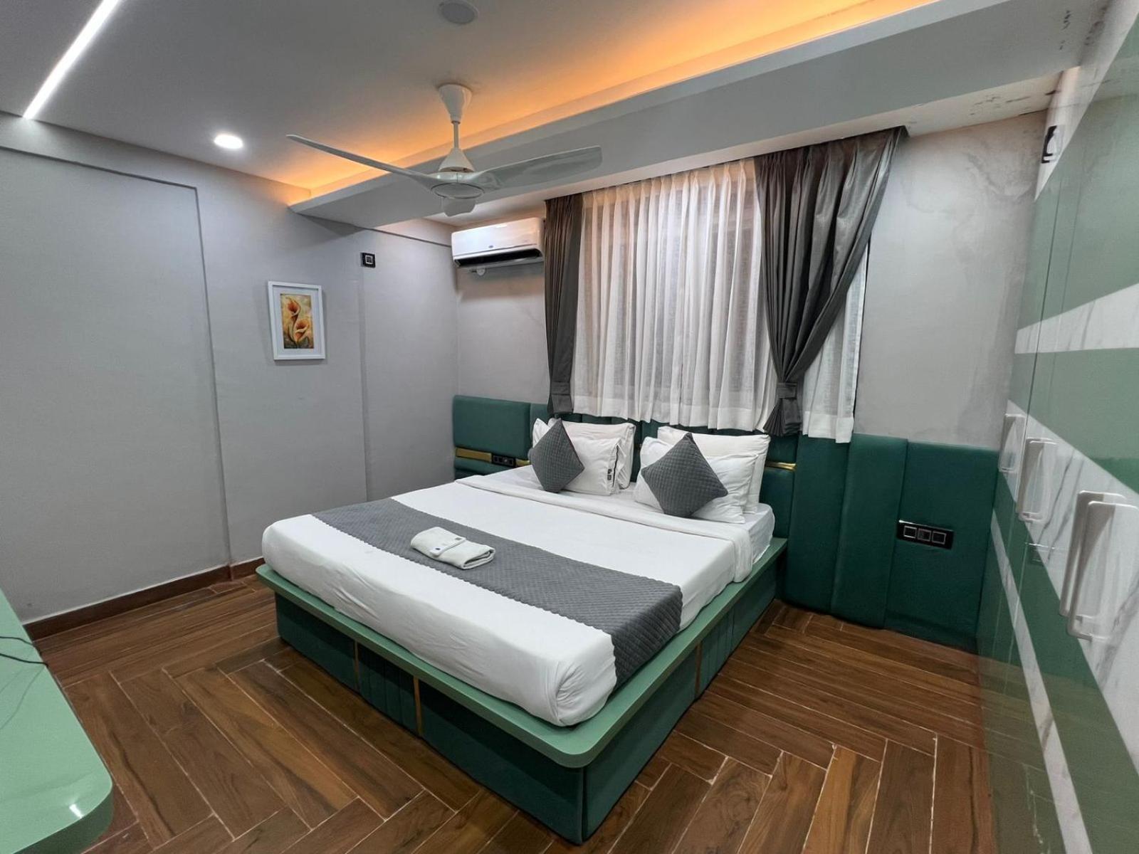 Wild Wings Premium Hotel Haiderabad Buitenkant foto