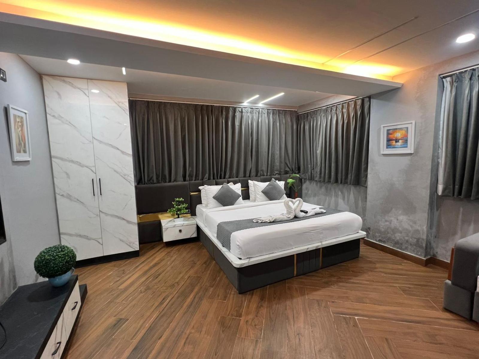 Wild Wings Premium Hotel Haiderabad Buitenkant foto