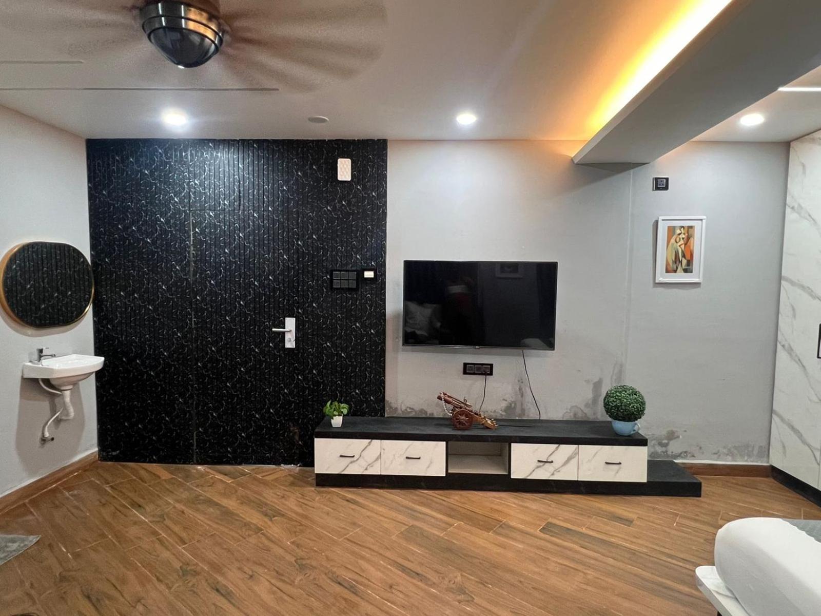 Wild Wings Premium Hotel Haiderabad Buitenkant foto