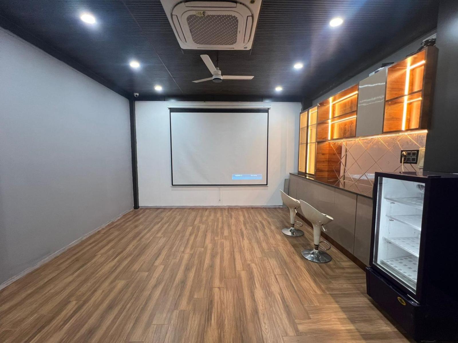 Wild Wings Premium Hotel Haiderabad Buitenkant foto