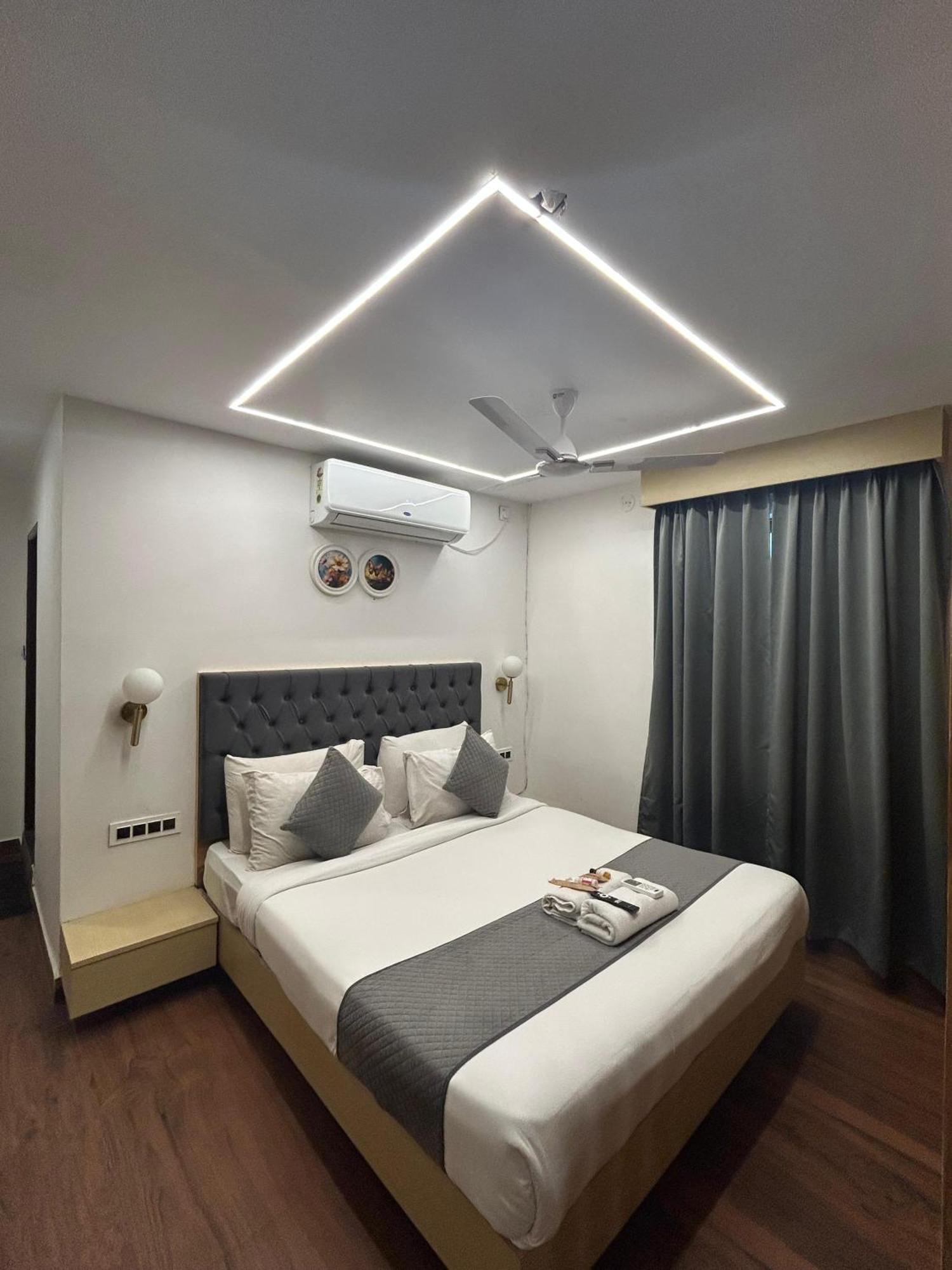 Wild Wings Premium Hotel Haiderabad Buitenkant foto