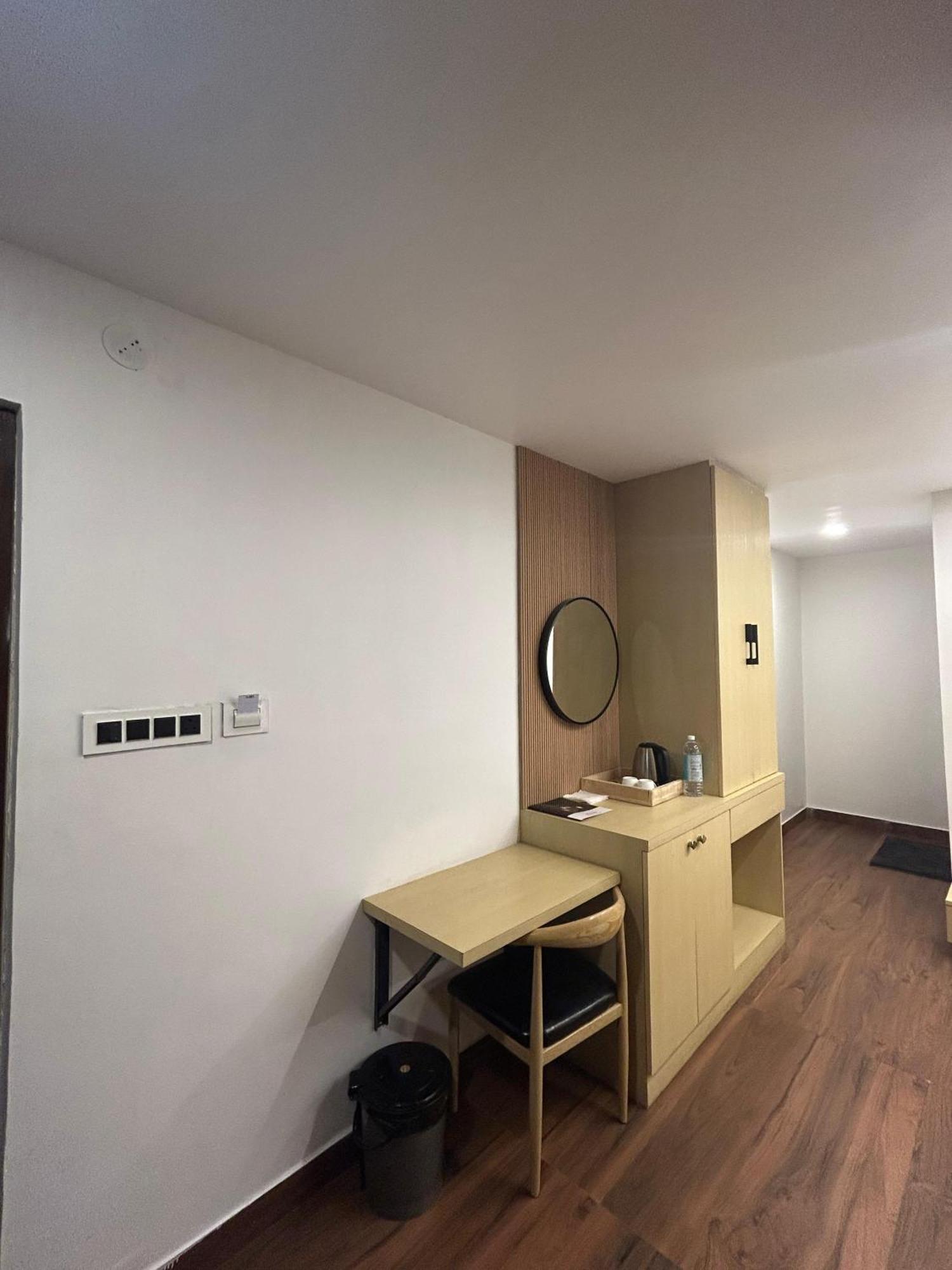 Wild Wings Premium Hotel Haiderabad Buitenkant foto