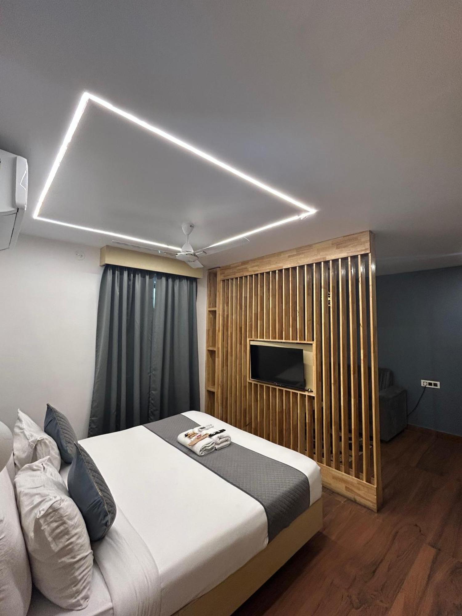 Wild Wings Premium Hotel Haiderabad Buitenkant foto