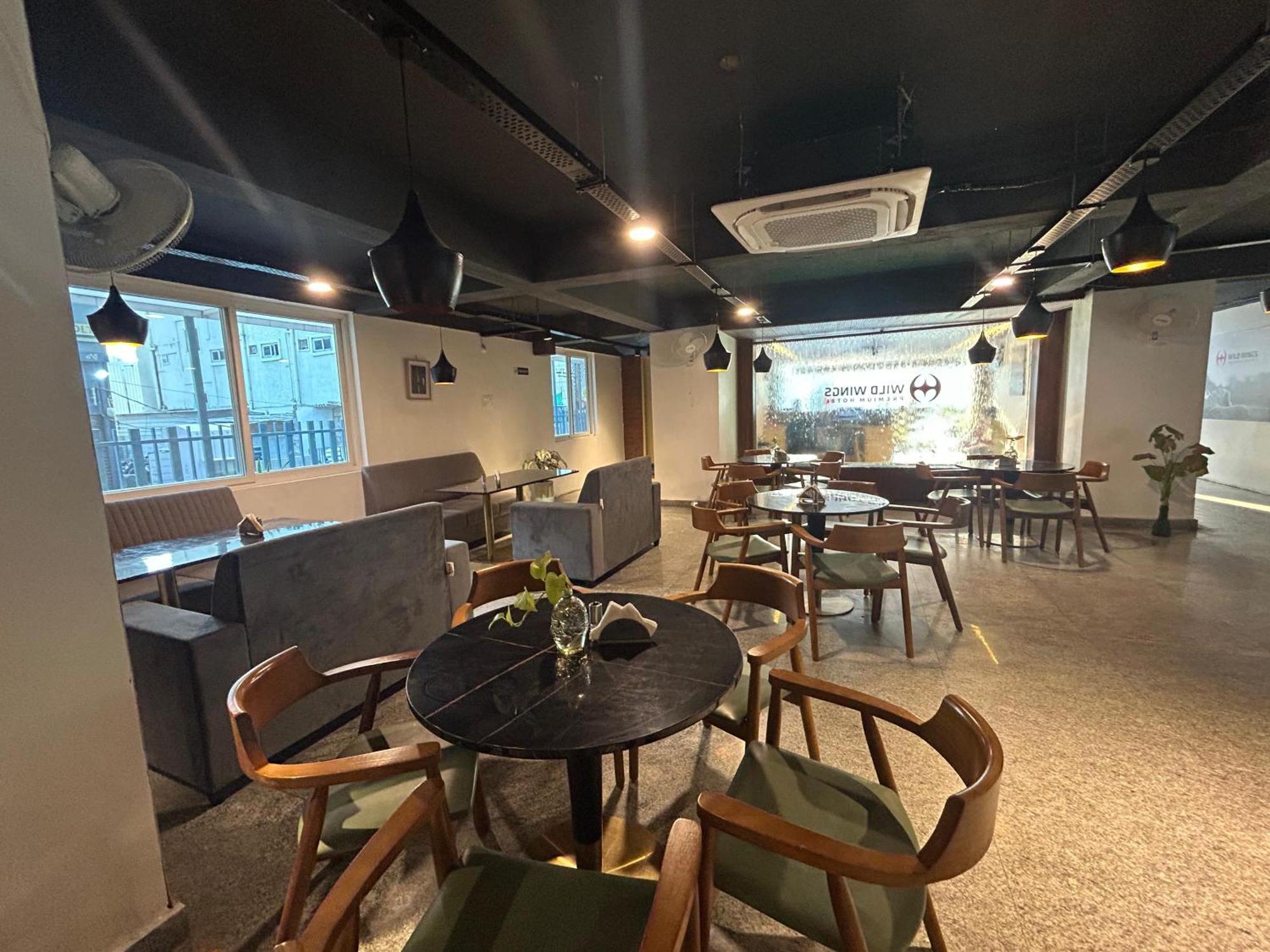 Wild Wings Premium Hotel Haiderabad Buitenkant foto